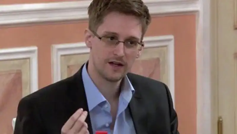 Сноуден отказался дать интервью Познеру