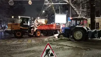 В Алматы выпало 15 см снега, коммунальщики работают не покладая рук, фото - Новости Zakon.kz от 10.02.2023 07:47