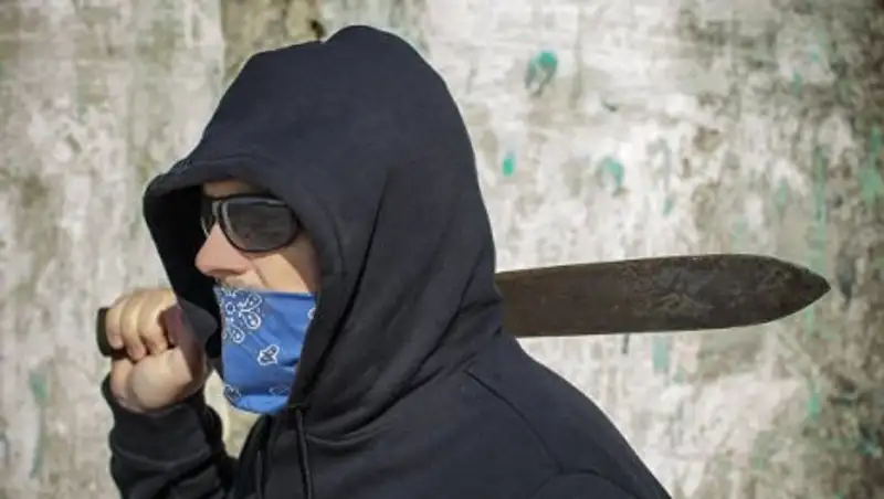 В Лондоне банда на мопедах и с мачете ограбила магазин