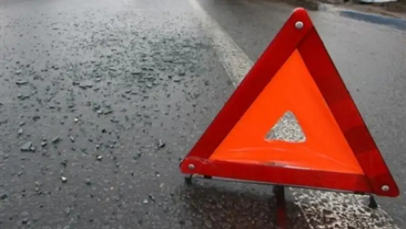 Пьяного карагандинца, решившего прикурить посреди проезжей части, сбила машина