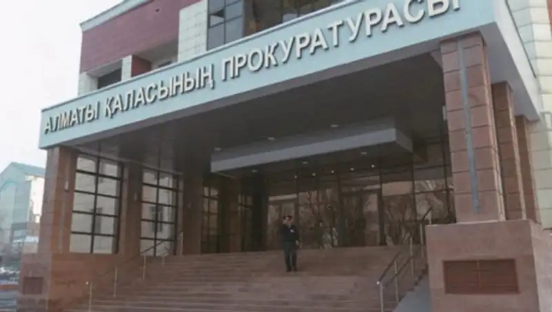 В Алматы лжепрокурор бранился в караоке