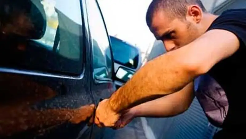 Житель Петропавловска задержал мужчину, укравшего из его машины видеорегистратор, фото - Новости Zakon.kz от 05.11.2013 22:58