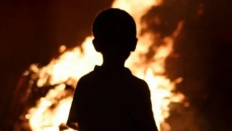 Сотрудник антикоррупционной службы вынес ребенка из задымленной квартиры в Астане