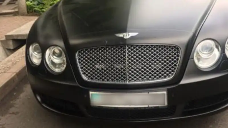 Bentley совершил наезд на пешеходов в Алматы и скрылся