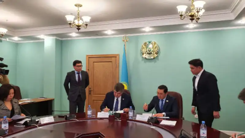 Казахстанским врачам поднимут зарплату в два раза