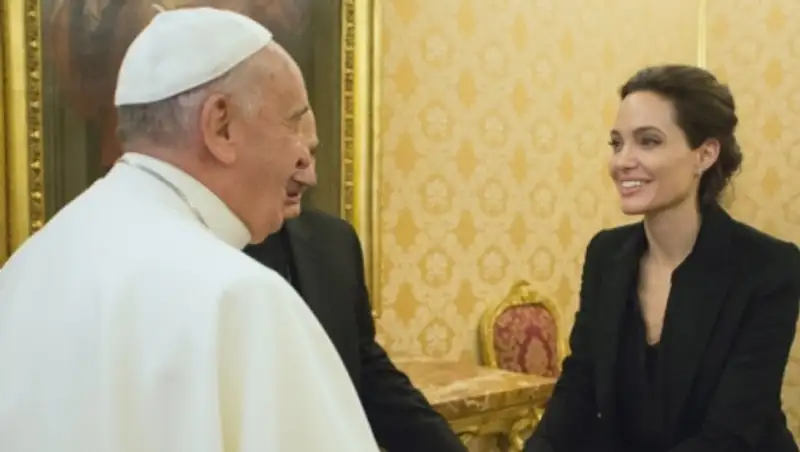 Анджелина Джоли показала кино папе римскому