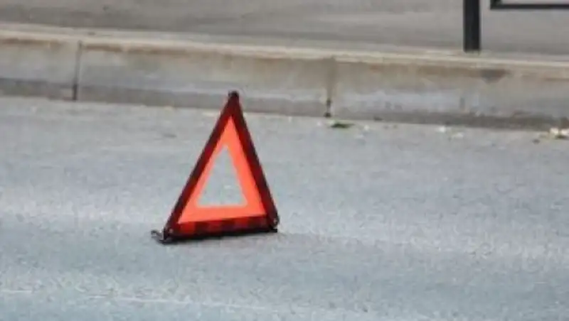 Три человека сгорели в Mercedes в Атырауской области