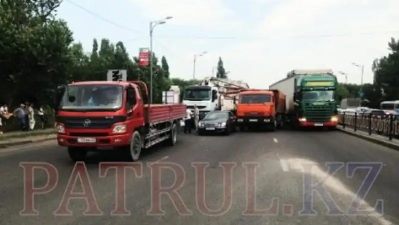 В Алматы лихачи устроили массовое ДТП