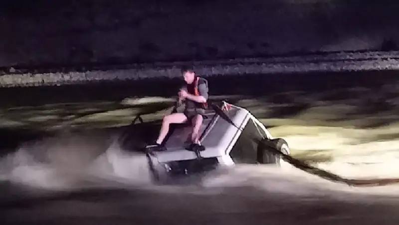 Водитель ждал спасателей на крыше автомобиля посреди реки в Алматинской области