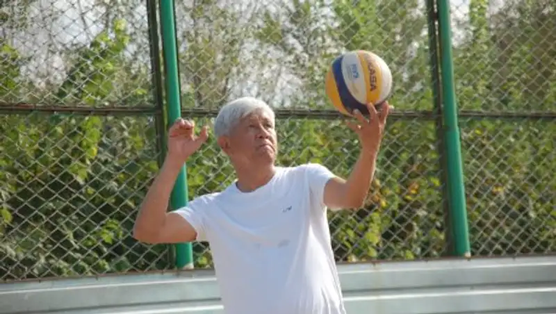 Аким Алматинской области сыграл в волейбол