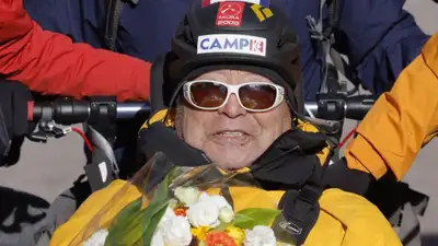 90-летний альпинист из Японии покорил вершину Фудзи в инвалидной коляске