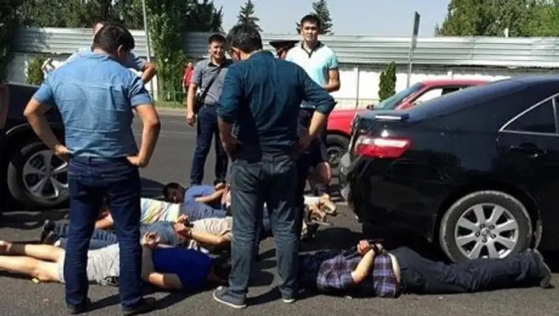 В Алматы на пр.Райымбека задержали группу подозрительных лиц