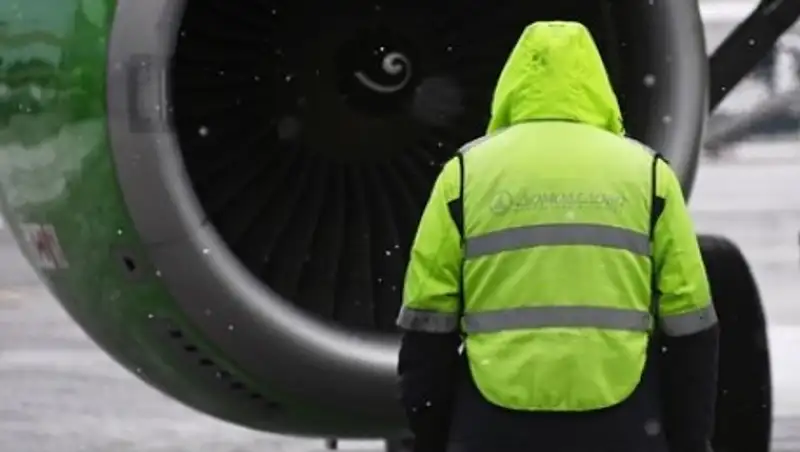 Появилось видео из салона самолета в Домодедово, на борту которого произошло задымление