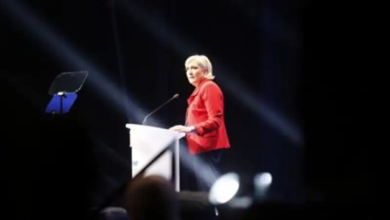 Победа Ле Пен обвалит евро до $1