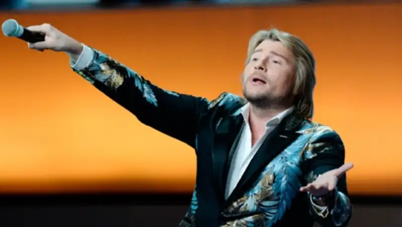 Басков дважды упал на сцене из-за Бони