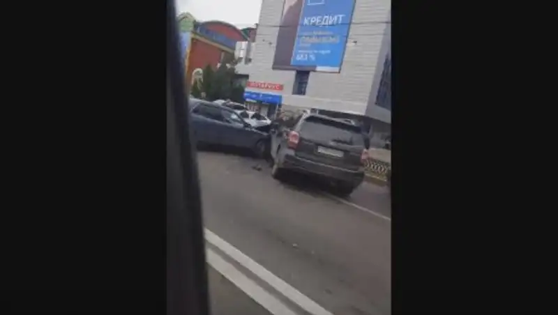 Утреннее ДТП на ул.Фурманова в Алматы парализовало движение