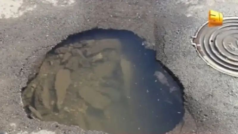 В Костанае автомобиль провалился под асфальт