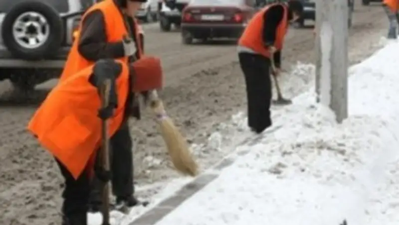 Если ваша машина мешает убирать снег, алматинские коммунальщики ее увезут