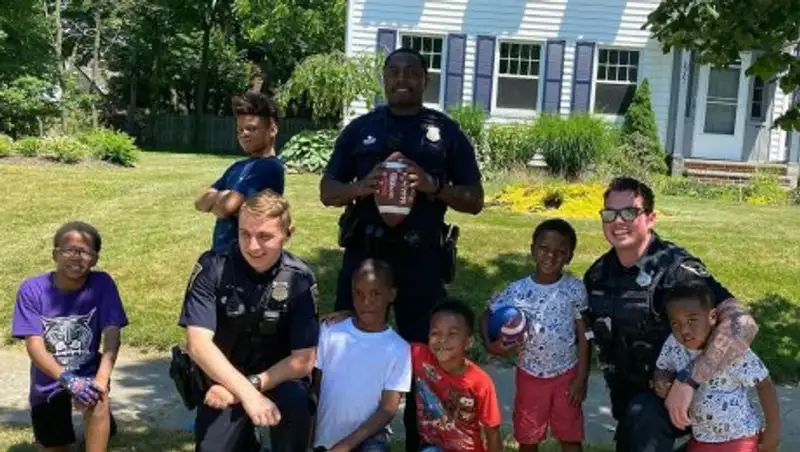 Полицейских вызвали из-за играющих на улице детей. Они присоединились к веселью