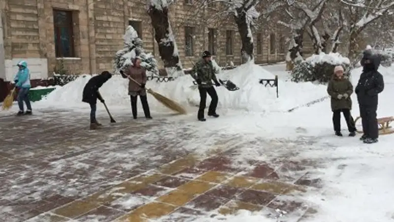Небывалый снегопад заставил алматинцев взяться за лопаты
