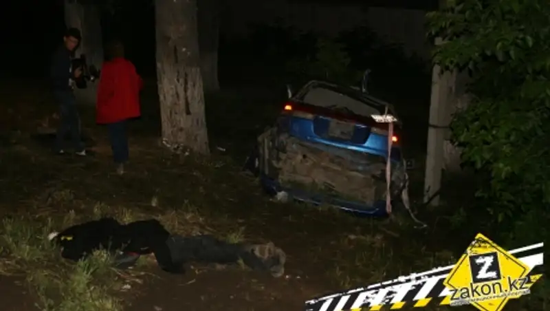 В Алматы в жуткой аварии погиб водитель, от машины осталась груда металла