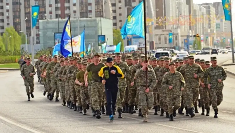 День защитника Отечества в Астане начался с массового забега