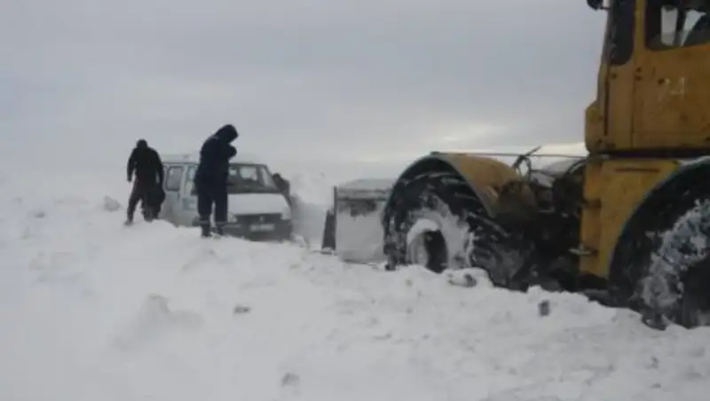 Школьный автобус с детьми застрял в снежном плену в Костанайской области