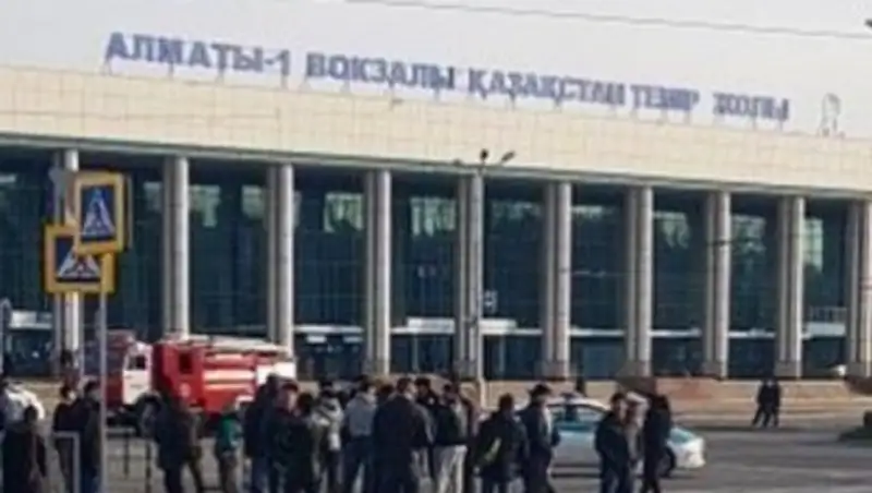 В Алматы оцепили железнодорожный вокзал