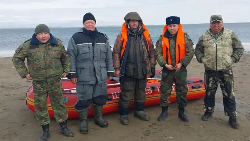 Рыбаков с оторвавшейся льдины вызволили спасатели ВКО