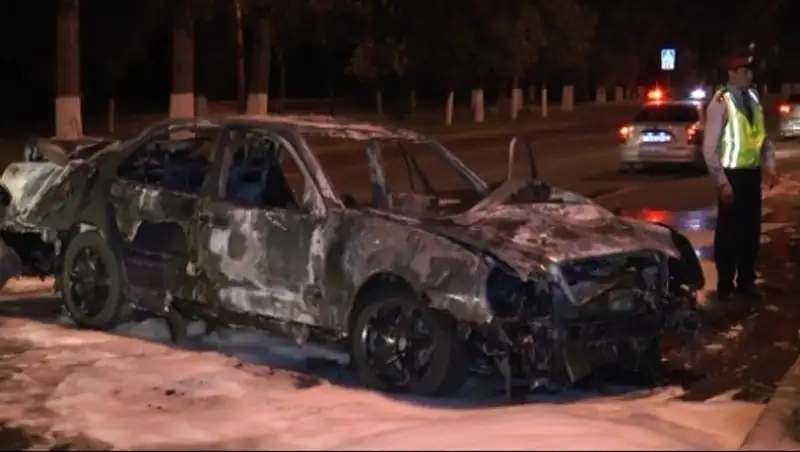 В Алматы в результате ДТП полностью сгорел «мерседес»