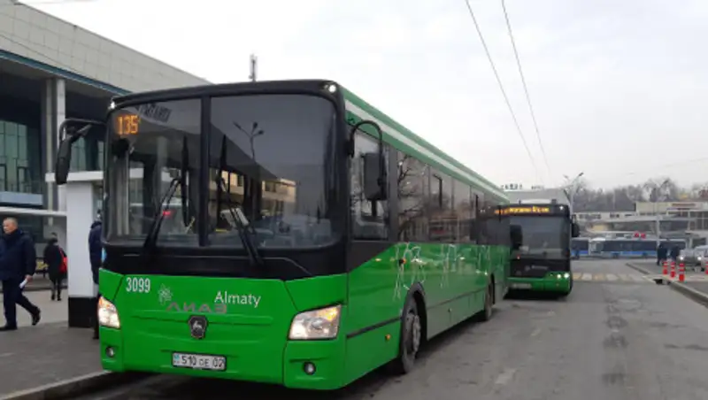 В ДТП с участием общественного транспорта в Алматы пострадали свыше 270 человек