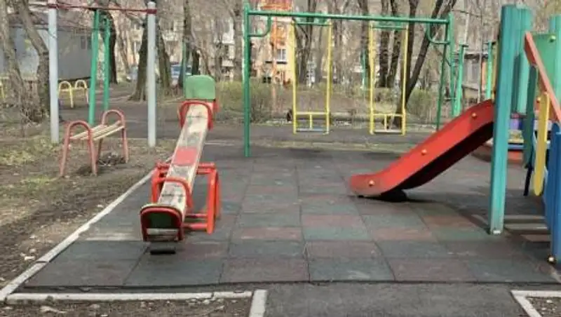 19-летний алматинец умышленно сломал качели и сам опубликовал видео с нарушением