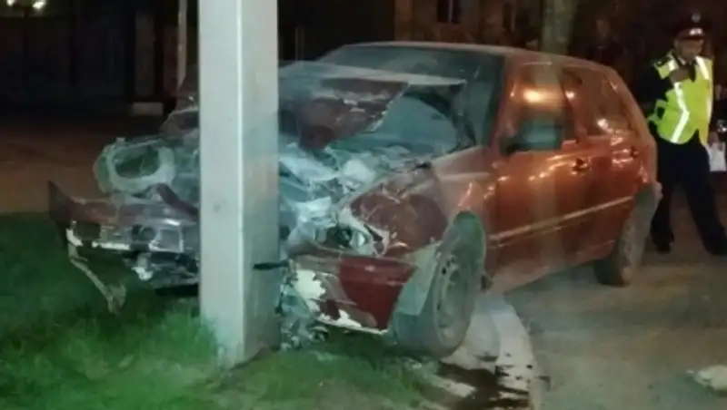 В Астане нетрезвый водитель Фольксвагена совершил ДТП и угодил в столб