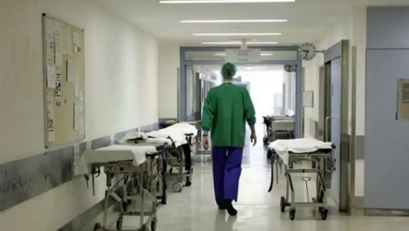 В горбольнице №4 Усть-Каменогорска больных из-за нехватки мест размещают в коридорах