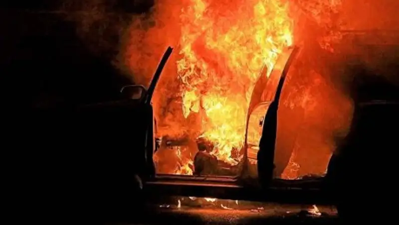 Мужчина пытался потушить объятую пламенем машину и получил ожоги