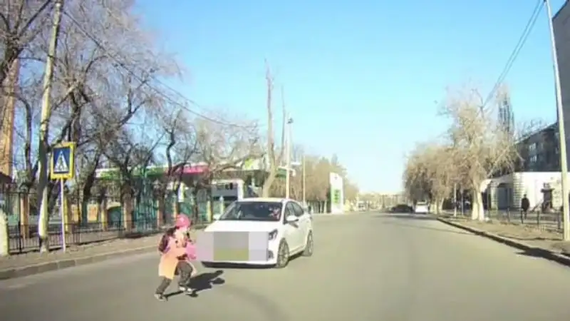 В соцсетях появилось видео, как девочку дважды чуть не сбили на зебре в Павлодаре
