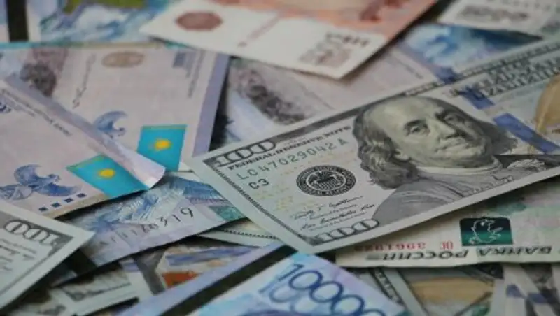 Тенге ослаб до 361 за доллар