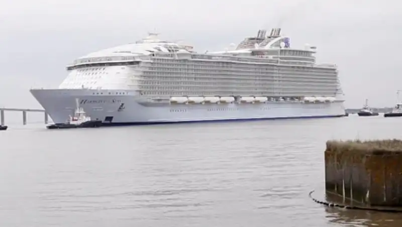 Во Франции спустили на воду самое большое в мире пассажирское судно