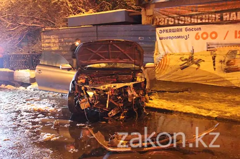 В Алматы Тойота «без водителя» врезалась в бетонное ограждение (фото) В Алматы Тойота «без водителя» врезалась в бетонное ограждение (фото), фото - Новости Zakon.kz от 21.11.2013 15:56