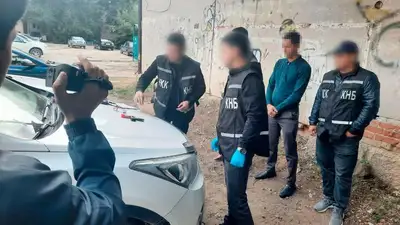 КНБ задержал казахстанца, подозреваемого в даче взятки за покровительство незаконной миграции, фото - Новости Zakon.kz от 14.09.2023 12:44