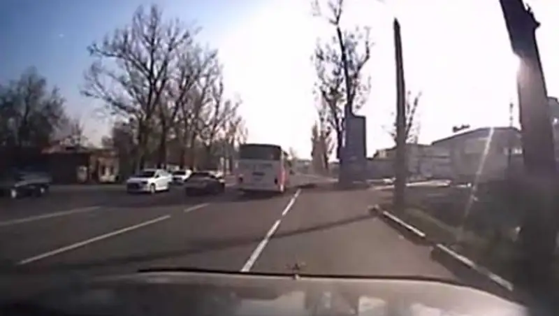 В Алматы мужчина выпал из движущегося автобуса