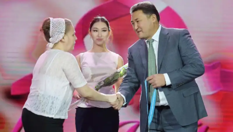 19 многодетным матерям Павлодарской области вручили подвески "Күміс алқа" и "Алтын алқа"