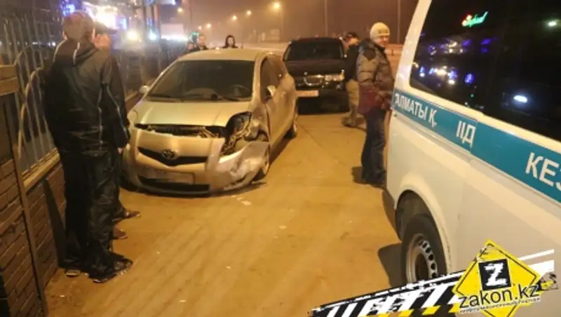 В Алматы водитель Тойоты едва не сбила группу людей, стоявших у кафе, и совершила ДТП