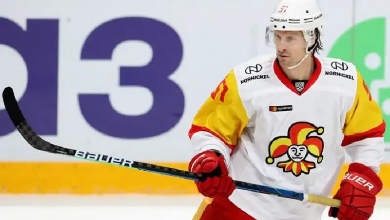 "Барыс" перед матчем с "Ак Барсом" усилился канадским защитником