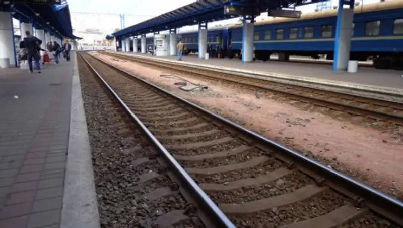 На железнодорожной станции Актобе девушка едва не сбросилась с моста