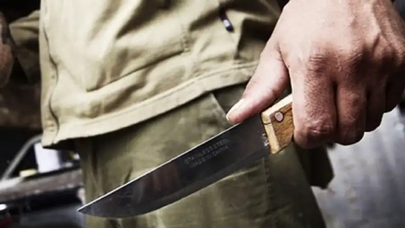 Напавший на женщину с ножом мужчина задержан