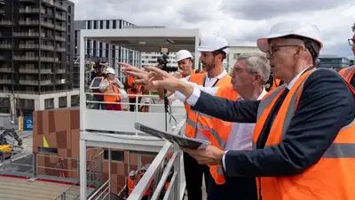 Глава МОК посетил Олимпийскую деревню в Париже, фото - Новости Zakon.kz от 26.07.2023 16:25