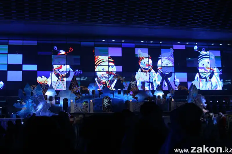 В Алматы зажгли главную новогоднюю ёлку (фото), фото - Новости Zakon.kz от 01.12.2011 02:06