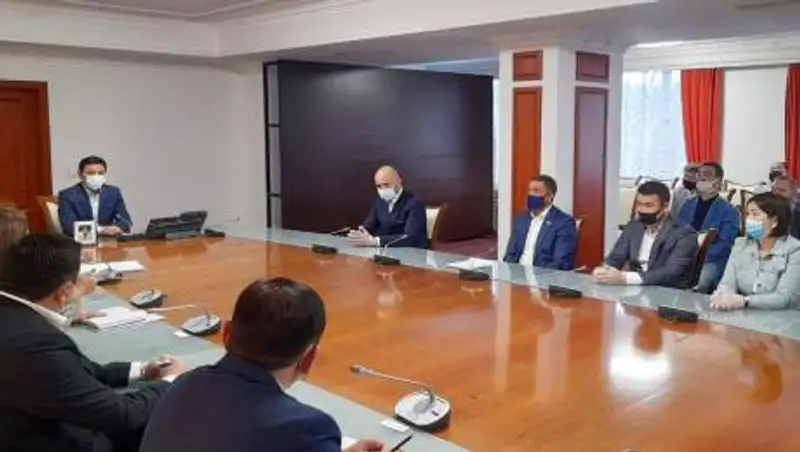 Из-за невакцинированных сотрудников стройки в Нур-Султане приостановят