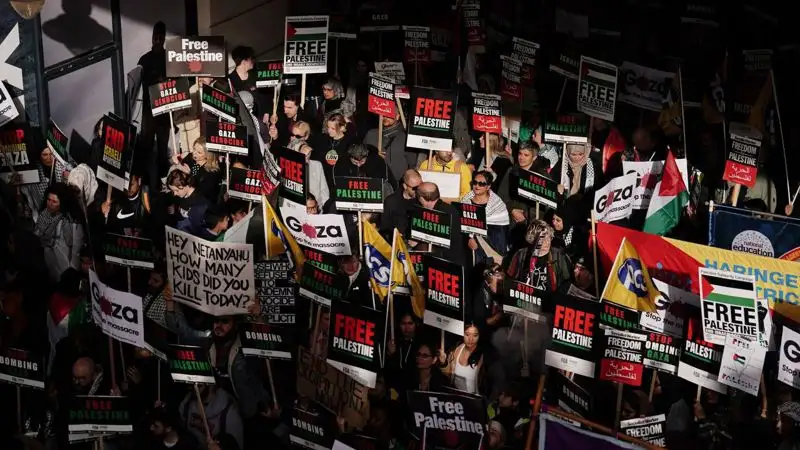 Тысячи человек собрал марш в поддержку Палестины в центре Лондона, фото - Новости Zakon.kz от 29.10.2023 04:00